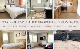 Central 2-Bedroom Apartment, Montrose